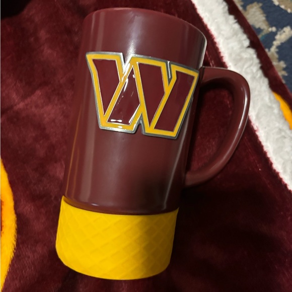 NEVER USED WASHINGTON COMMANDERS BLANKET AND MUG - Picture 4 of 7